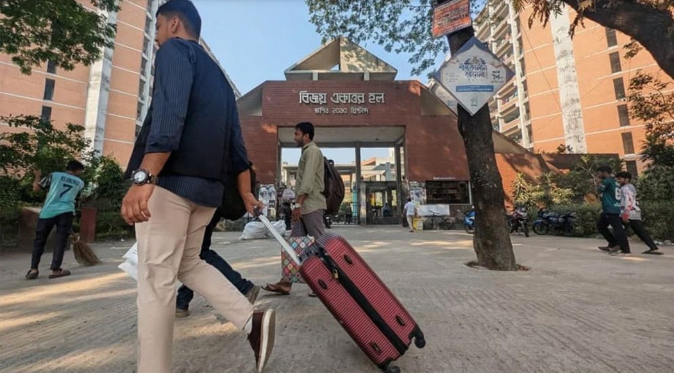 ঢাবি শিক্ষার্থীরা হল ছাড়তে শুরু করেছেন 