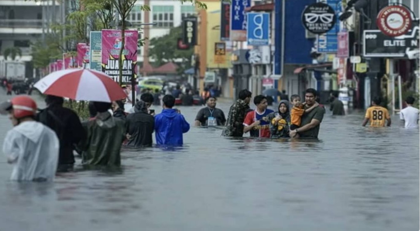 ভয়াবহ বন্যার কবলে পড়ে বিপর্যস্ত মালয়েশিয়া