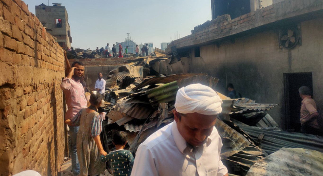 কড়াইল বস্তির হাজারো মানুষ এখন খোলা আকাশের নিচে