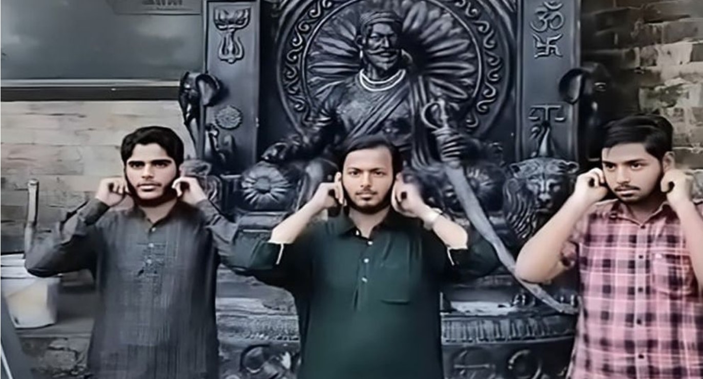 মহারাষ্ট্রে মুসলিম ছাত্রদের মূর্তির সামনে মাথা নোয়াতে বাধ্য করলো হিন্দু চরমপন্থিরা