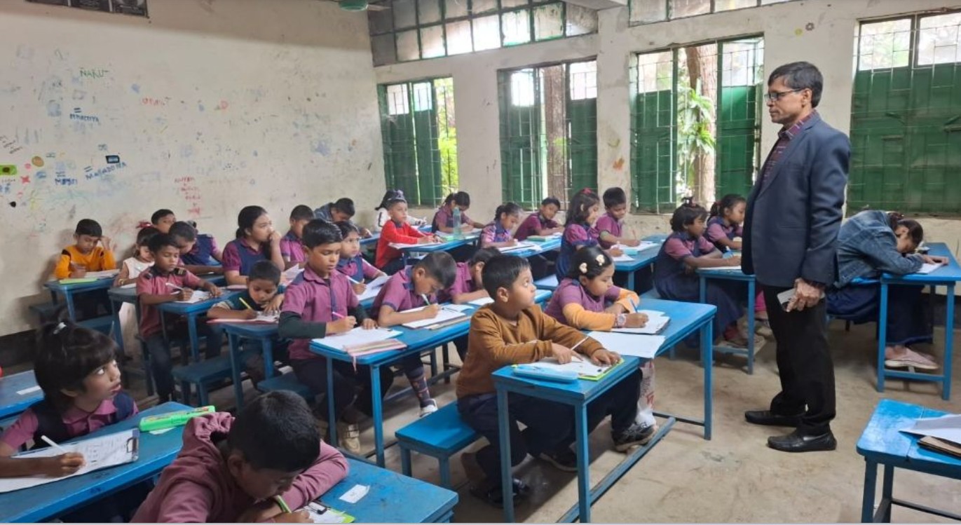 প্রধান শিক্ষক একাই পরীক্ষা নিচ্ছেন ৪৫০ প্রাথমিক শিক্ষার্থীর
