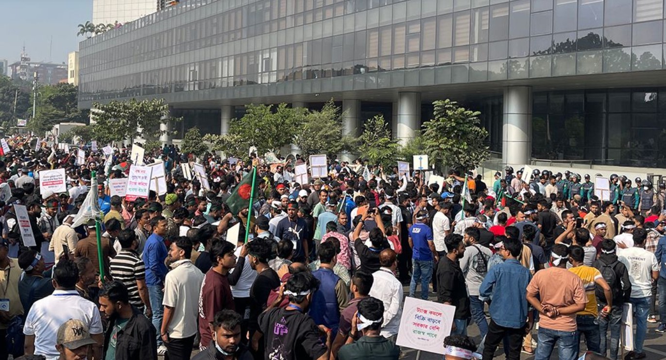 আগারগাঁও বিটিআরসি ভবনের সামনে মোবাইল ব্যবসায়ীদের সড়ক অবরোধ