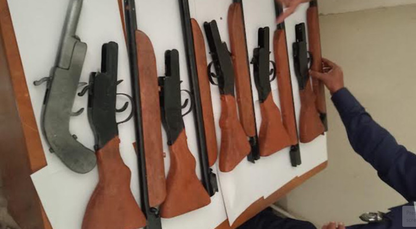 নোয়াখালীর বেগমগঞ্জে কবরস্থানে বস্তাবন্দি ব্যাগে মিললো একনলা বন্দুক-পাইপগান