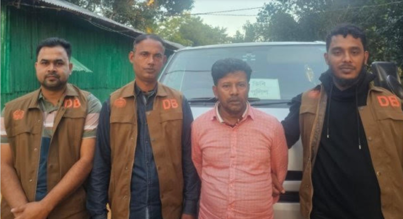 লক্ষ্মীপুরের চন্দ্রগঞ্জে ওয়ার্কশপে অস্ত্র তৈরি, কারিগর গ্রেফতার