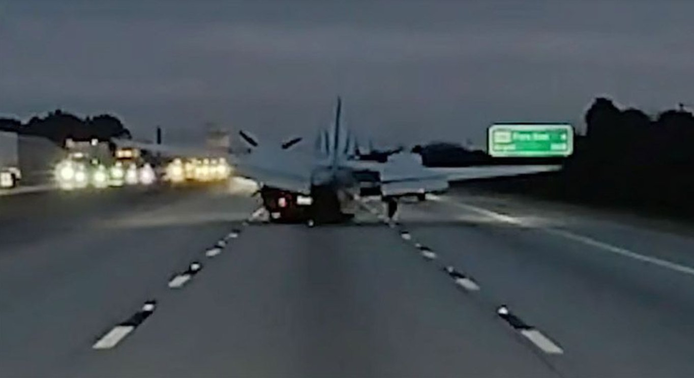 যুক্তরাষ্ট্রের ফ্লোরিডায় চলন্ত গাড়ির ওপর আছড়ে পড়লো বিমান