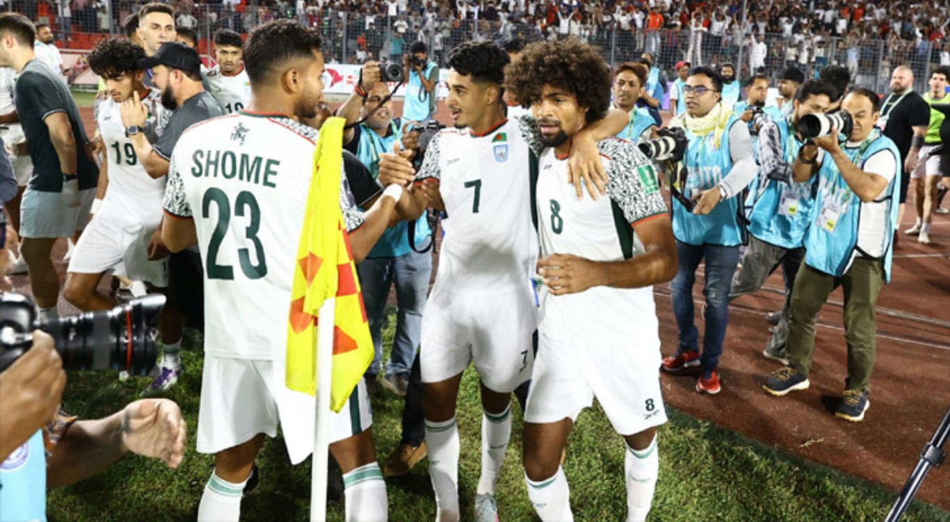 ফুটবলে ভারতকে হারানোর পুরস্কার ২ কোটি টাকা বুঝে পেল বাংলাদেশ দল