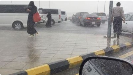 সৌদি আরব জুড়ে চলছে প্রবল ঝড়-বৃষ্টি, বন্যার আশঙ্কা