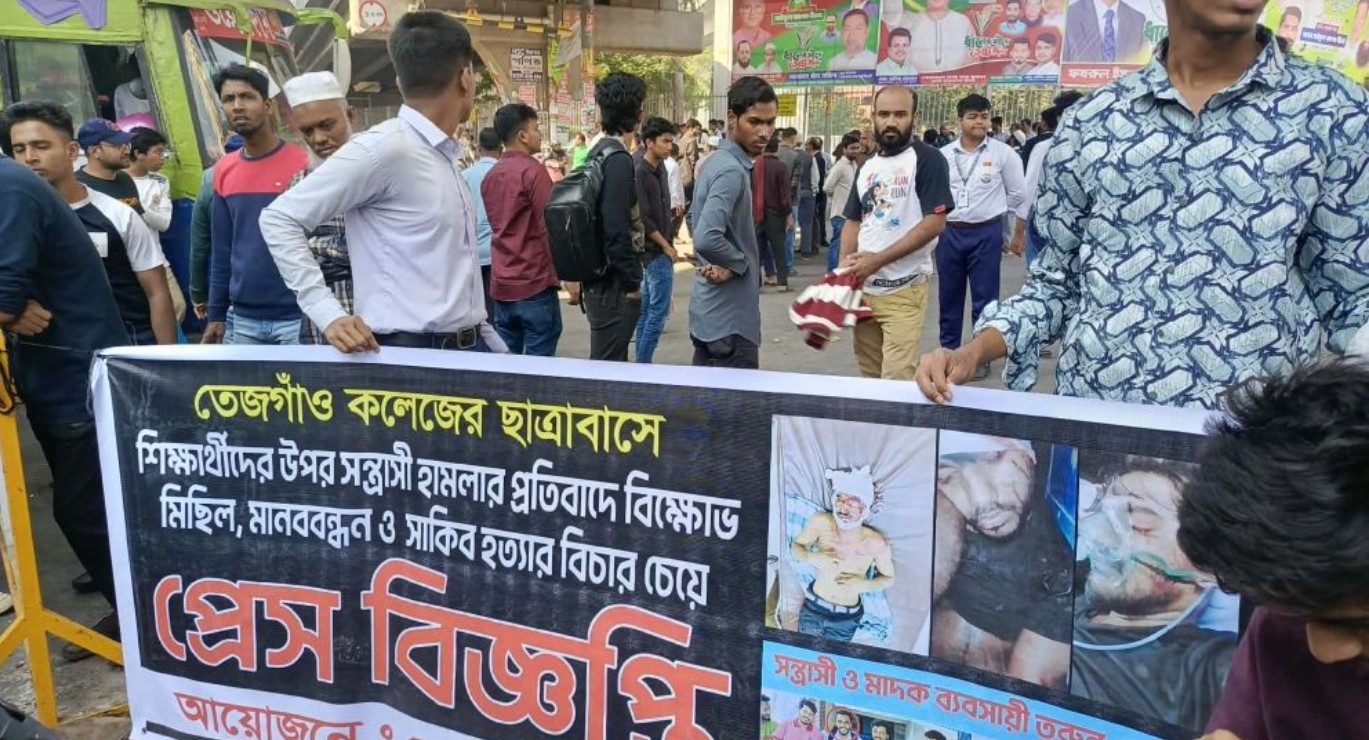 সাকিবুল হাসান নিহতের ঘটনায় ফার্মগেটে শিক্ষার্থীদের সড়ক অবরোধ