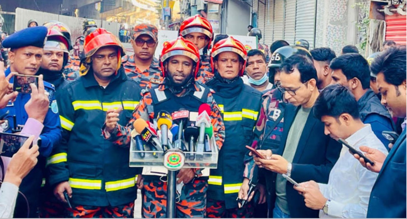 কেরানীগঞ্জের জমেলা টাওয়ারে আগুন নিয়ন্ত্রণে চ্যালেঞ্জ বেজমেন্টের দোকান: ফায়ার সার্ভিস