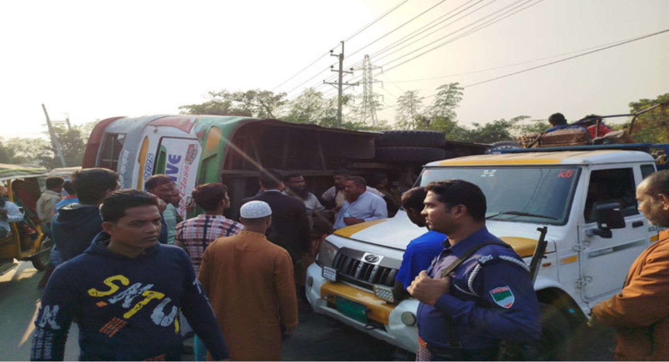 খুলনা-সাতক্ষীরা সড়কে ইজিবাইক-বাস দুর্ঘটনা, বাসের হেলপার নিহত