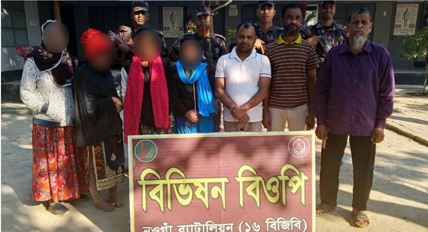 চাঁপাইনবাবগঞ্জের গোমস্তাপুর সীমান্ত দিয়ে ১৫ বাংলাদেশিকে পুশইন