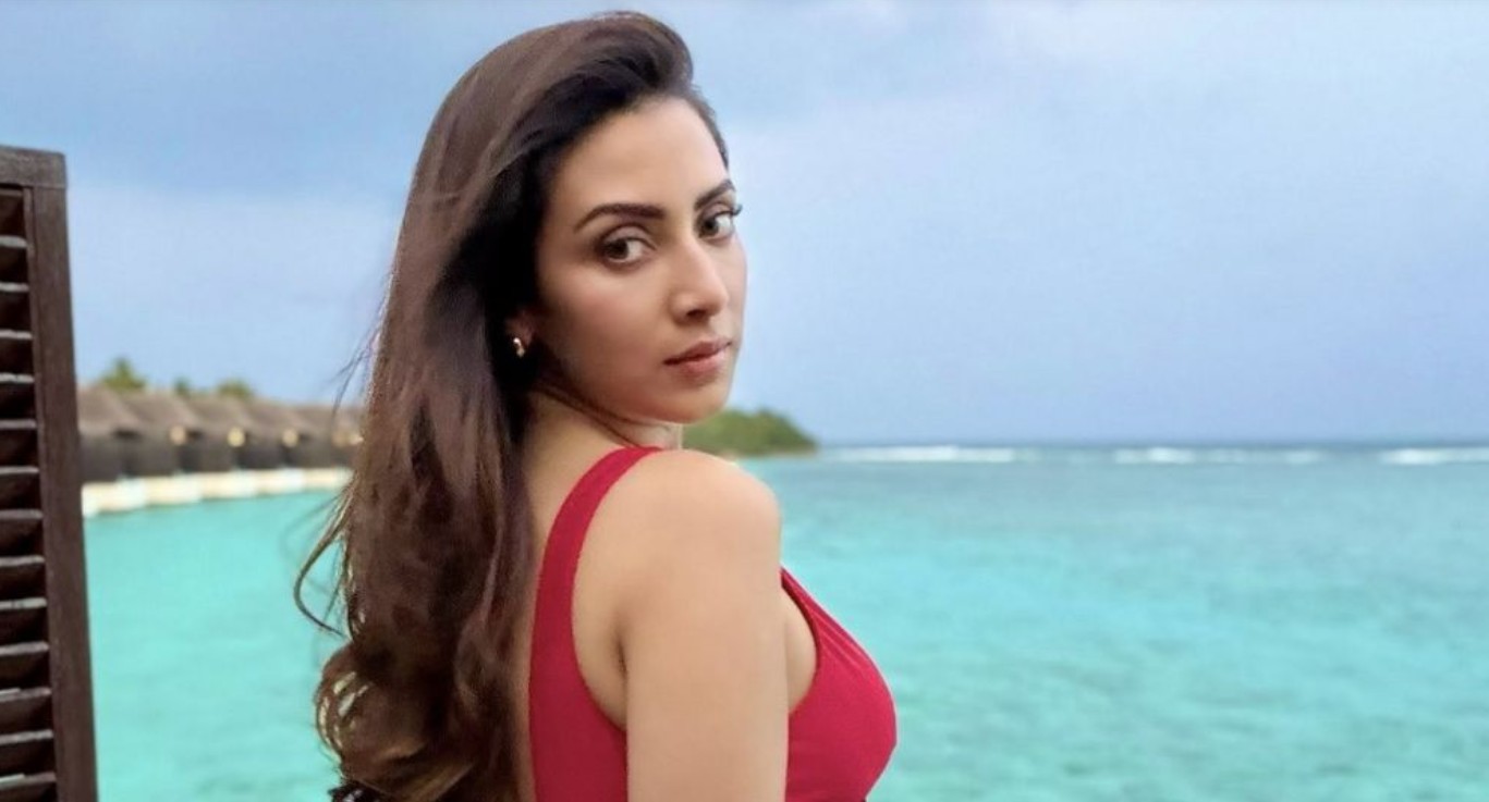 সাগরপাড়ে লাস্যময়ী লুকে অভিনেত্রী বিদ্যা সিনহা মিম