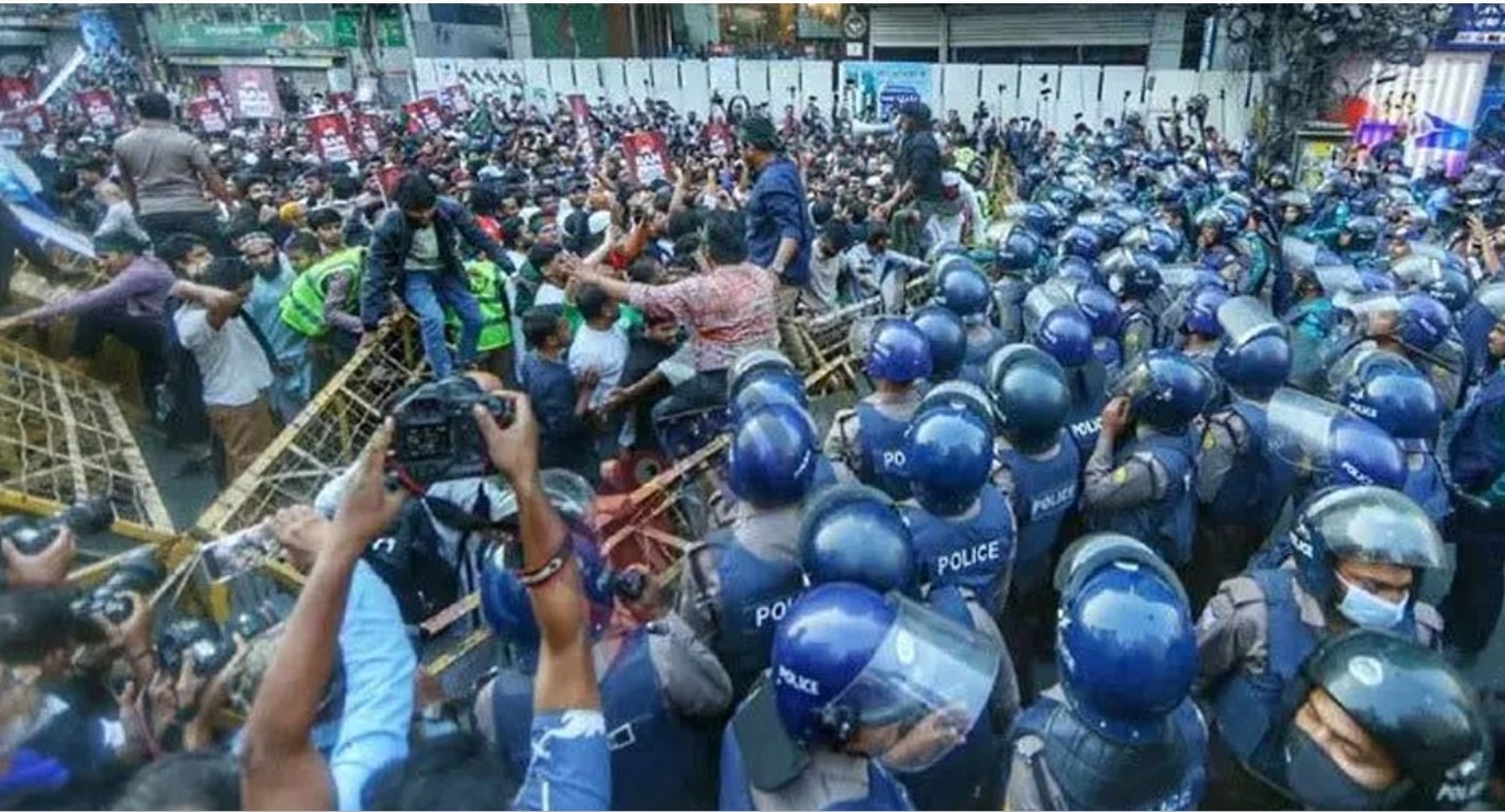 জুলাই ঐক্যের ‘মার্চ টু ইন্ডিয়ান হাইকমিশন’ কর্মসূচিতে বাড্ডায় পুলিশের বাধা