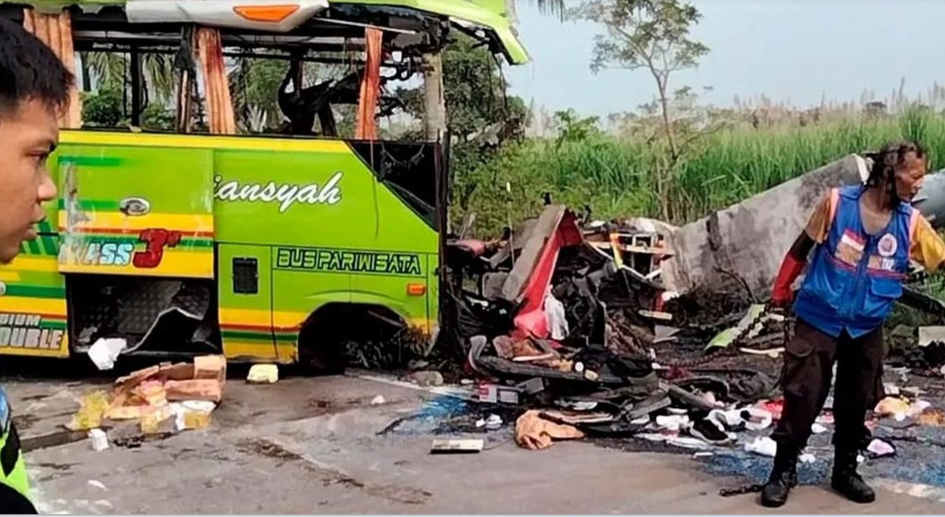 ইন্দোনেশিয়া জাকার্তায় বাস উল্টে ১৬ জন নিহত