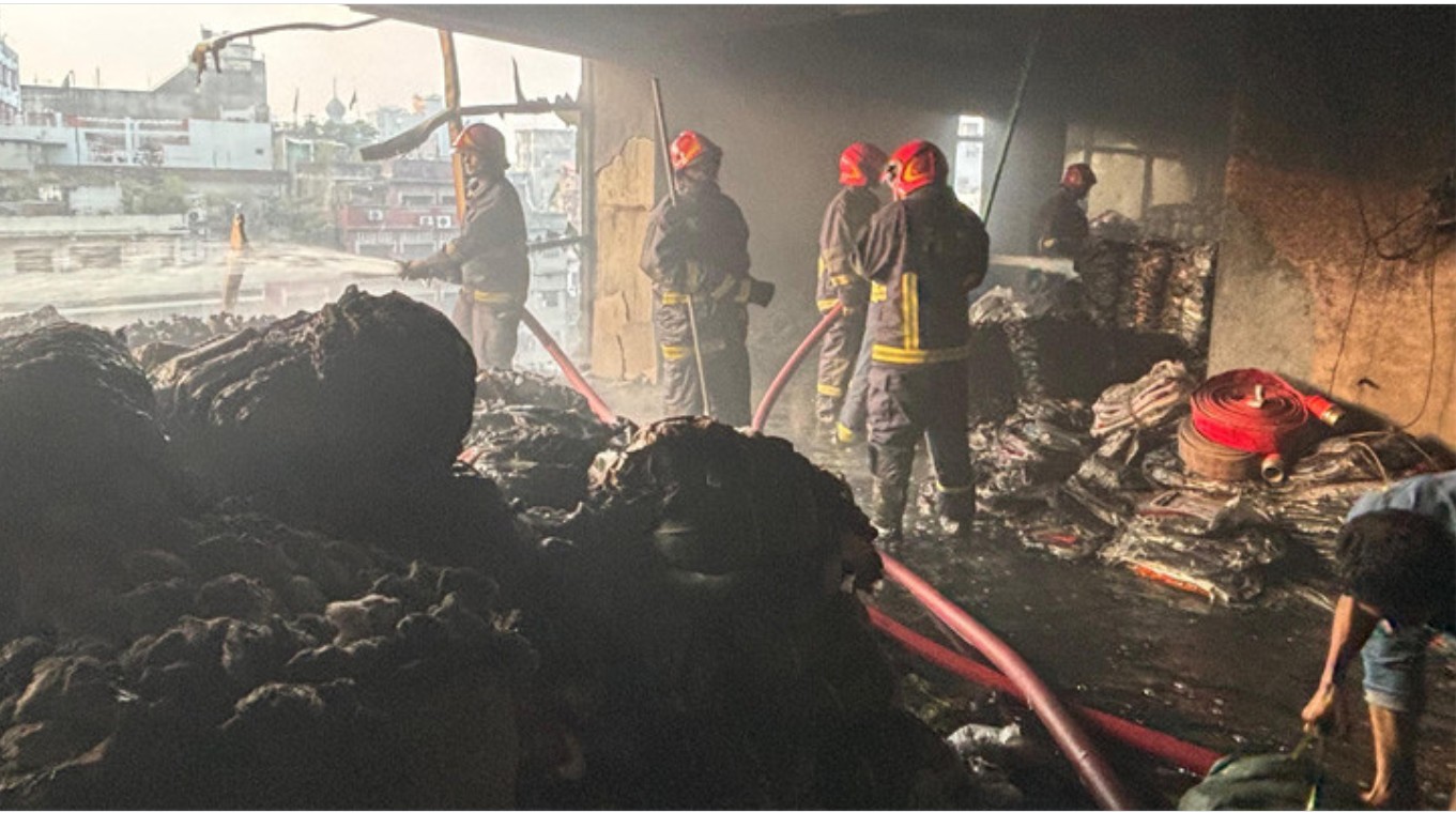 ঢাকার বাবুবাজারে বহুতল ভবনে অগ্নিকাণ্ড, ১৭ জনকে নিরাপদে উদ্ধার