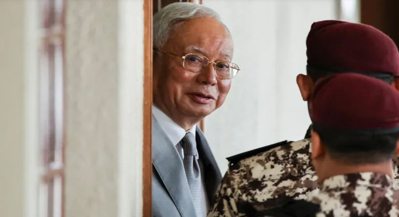 অর্থপাচারের দায়ে মালয়েশিয়ার সাবেক প্রধানমন্ত্রী নাজিব রাজাকের ১৫ বছরের কারাদণ্ড