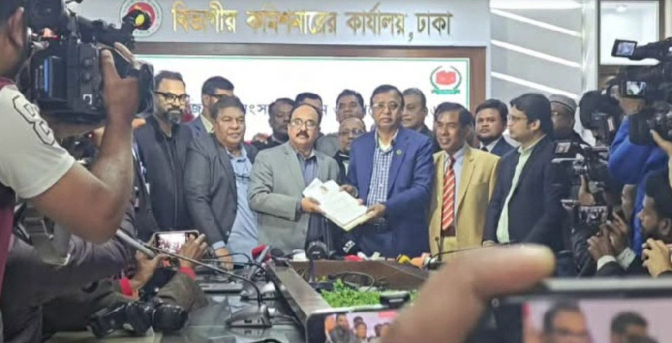 তারেক রহমানের পক্ষে ঢাকা-১৭ আসনে মনোনয়নপত্র জমা