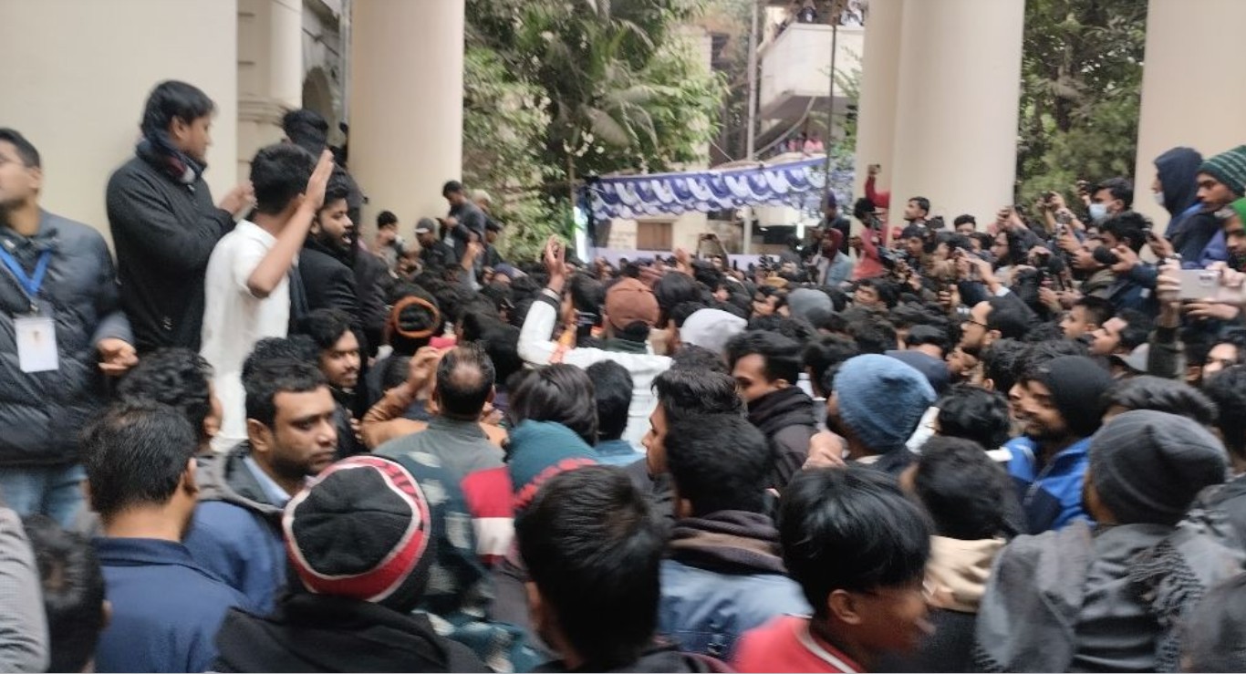 জকসু নির্বাচন স্থগিতের প্রতিবাদে বিক্ষোভে শিক্ষার্থীরা