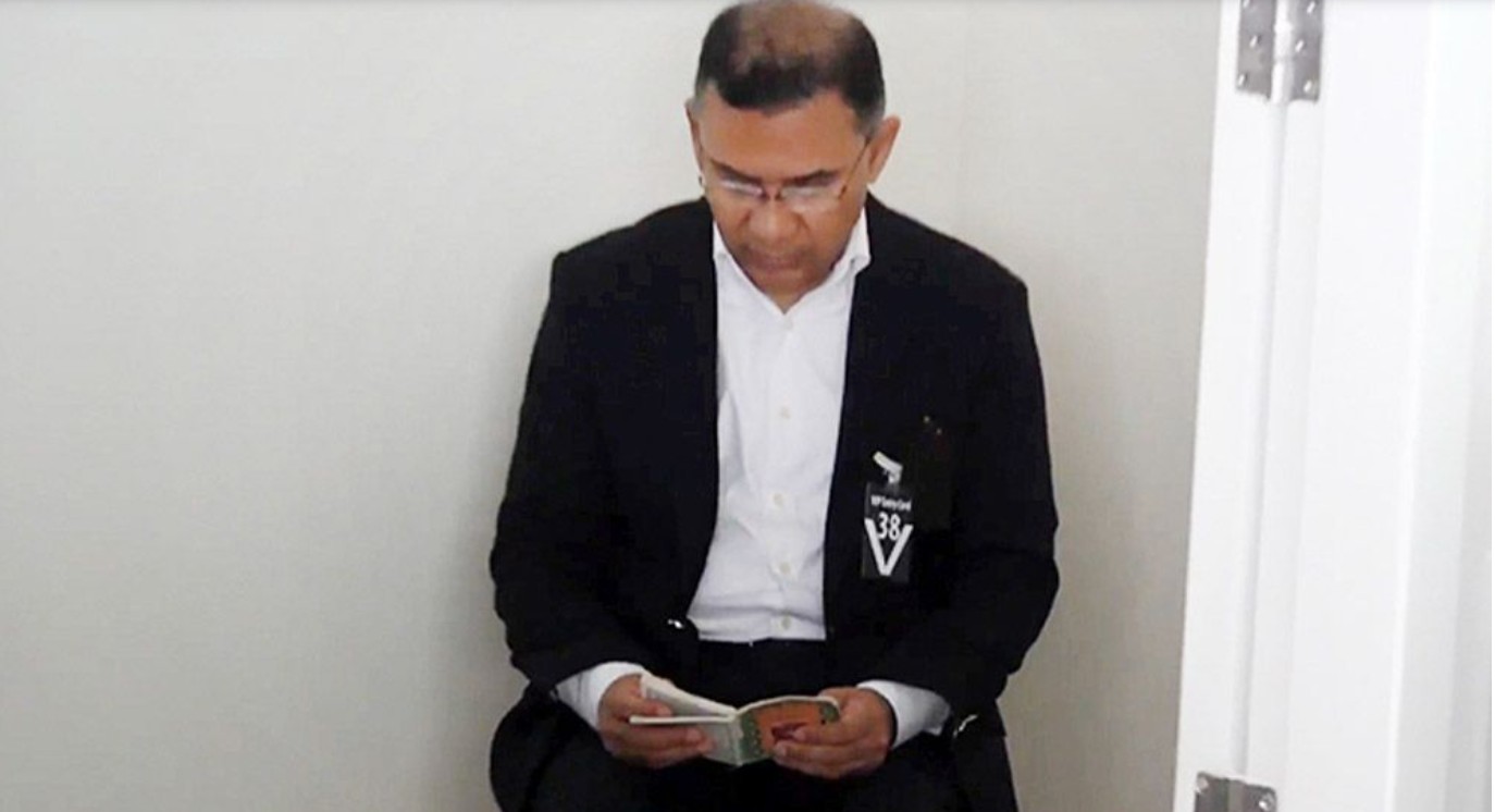 মায়ের কফিনের পাশে বসে কুরআন তিলাওয়াত করছেন তারেক রহমান