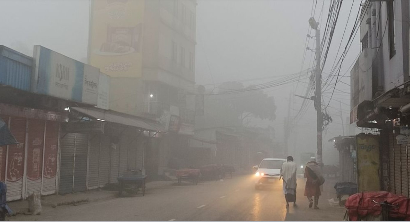 কুয়াশার চাদরে মুড়িয়ে আছে রাজধানী, ভোগান্তিতে জনজীবন