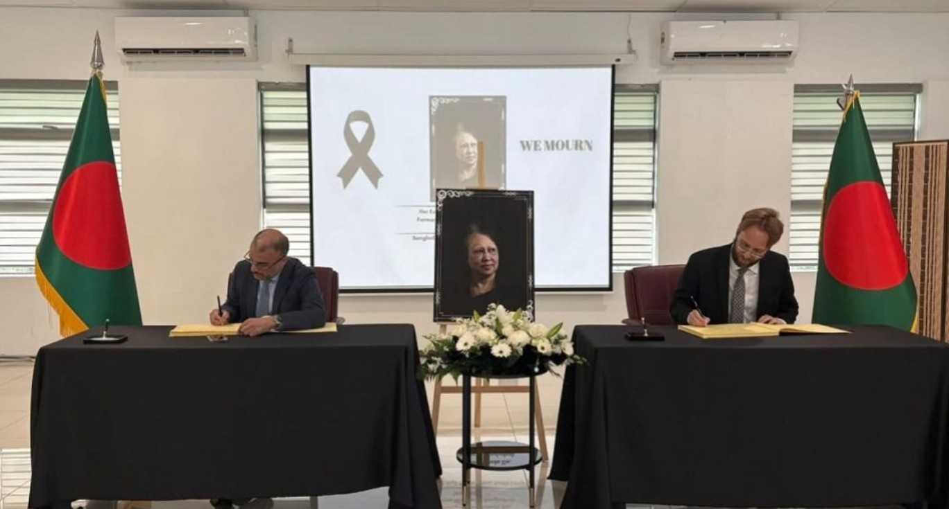 মালয়েশিয়ায় বাংলাদেশ হাইকমিশনে শোকবইয়ে স্বাক্ষর করলেন কূটনীতিকরা
