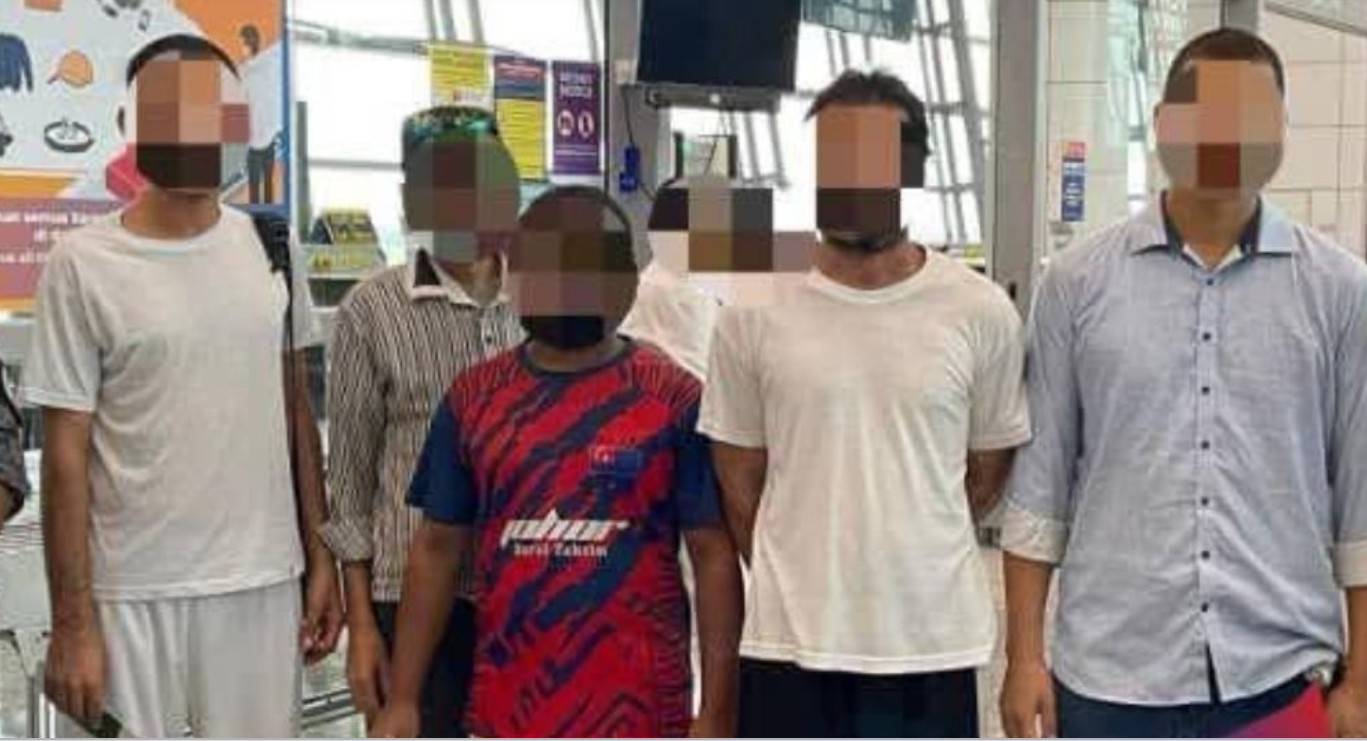 মালয়েশিয়া ১১ বাংলাদেশিকে দেশে ফেরত পাঠালো 