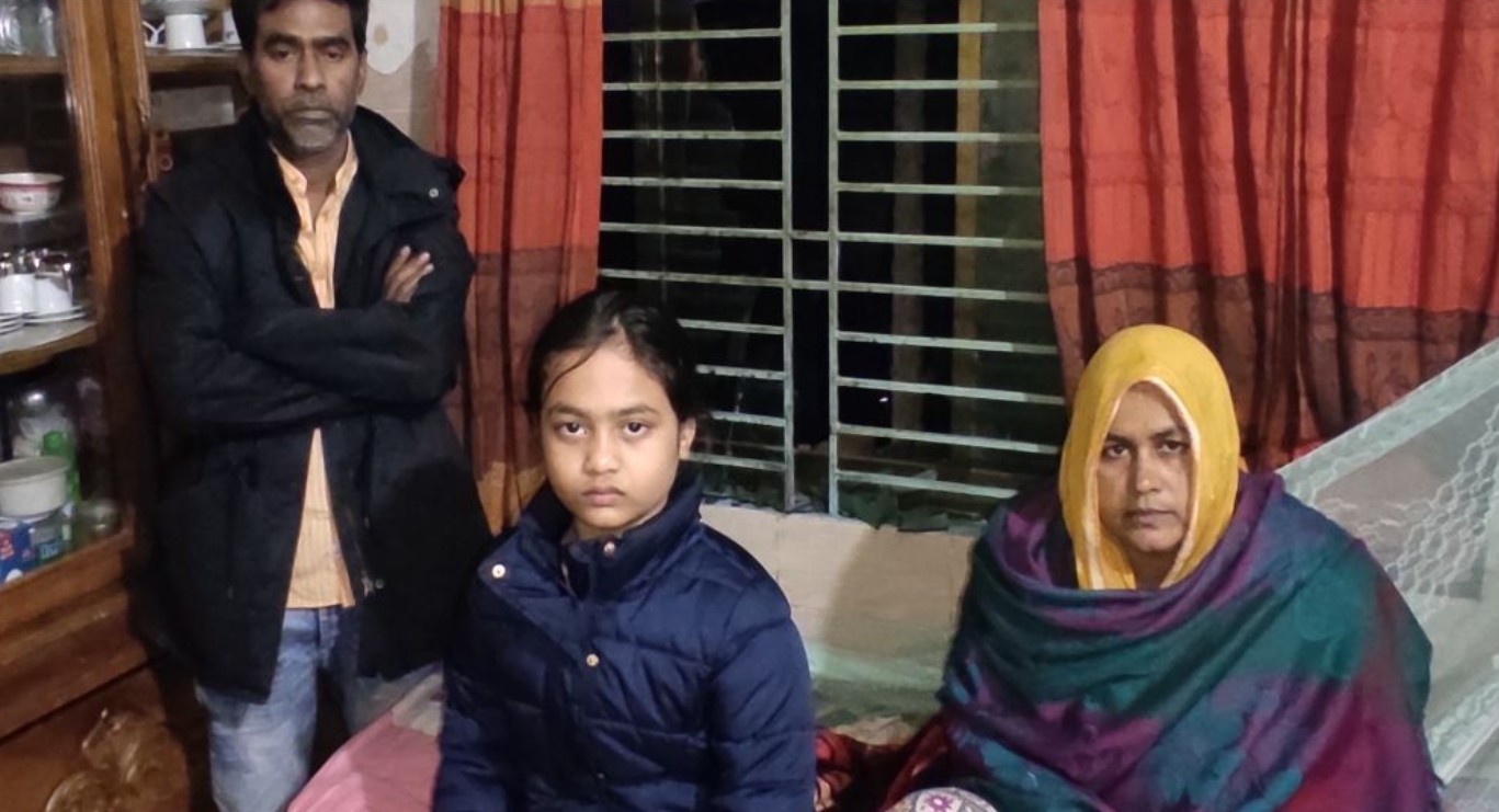 নারায়ণগঞ্জের ফতুল্লায় রামদা নিয়ে ঘোরার প্রতিবাদ করায় বাড়িতে বোমা বিস্ফোরণ