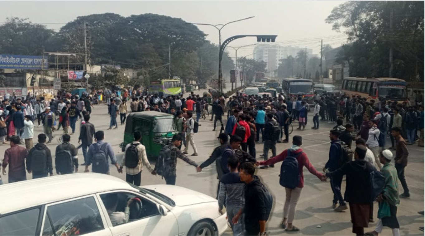 অধ্যাদেশ জারির দাবিতে গাবতলীর টেকনিক্যাল মোড়ে শিক্ষার্থীদের অবরোধ