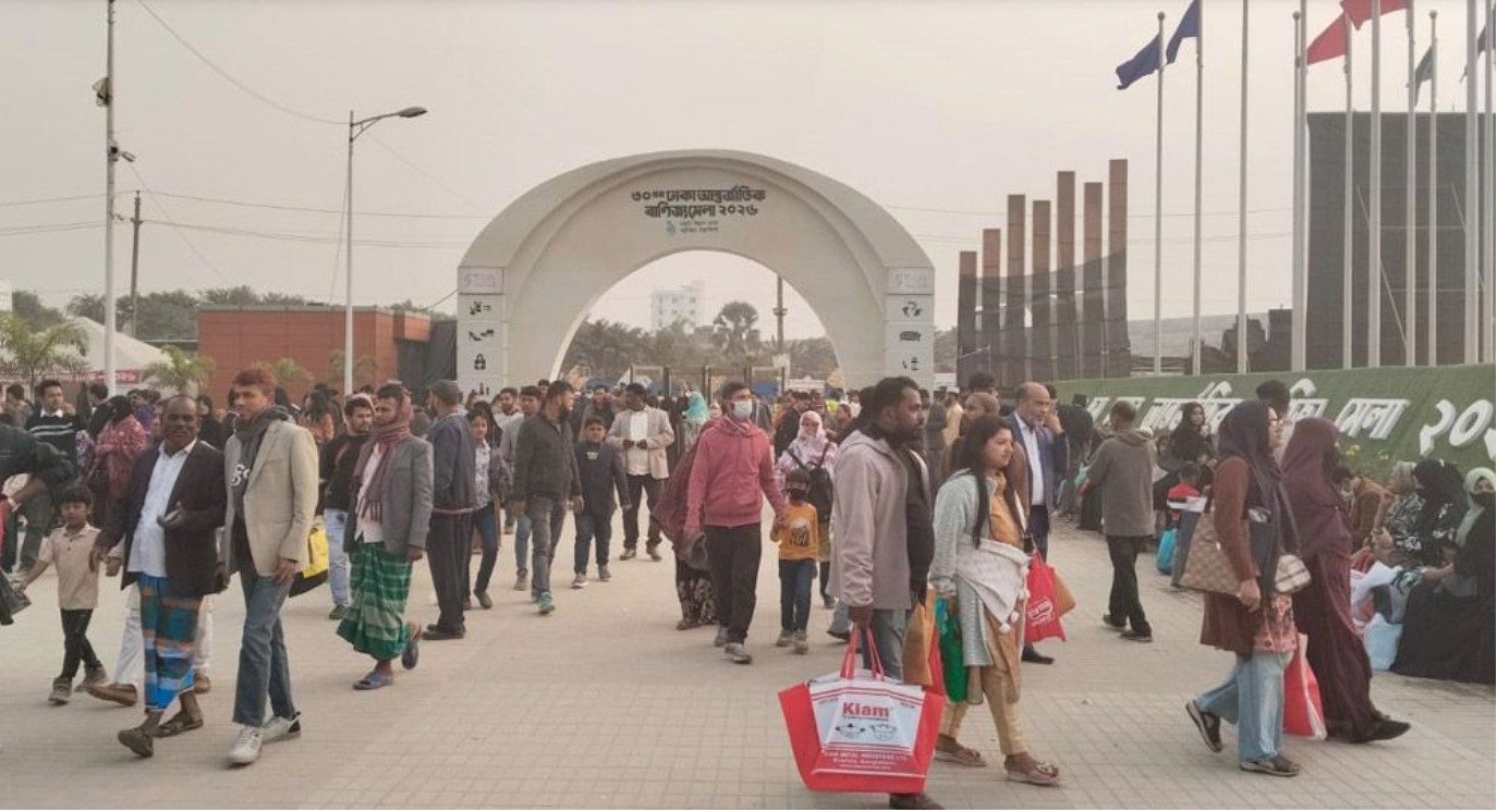 ঢাকা আন্তর্জাতিক বাণিজ্যমেলায় বেচাকেনা জমজমাট, খুশি ব্যবসায়ীরা