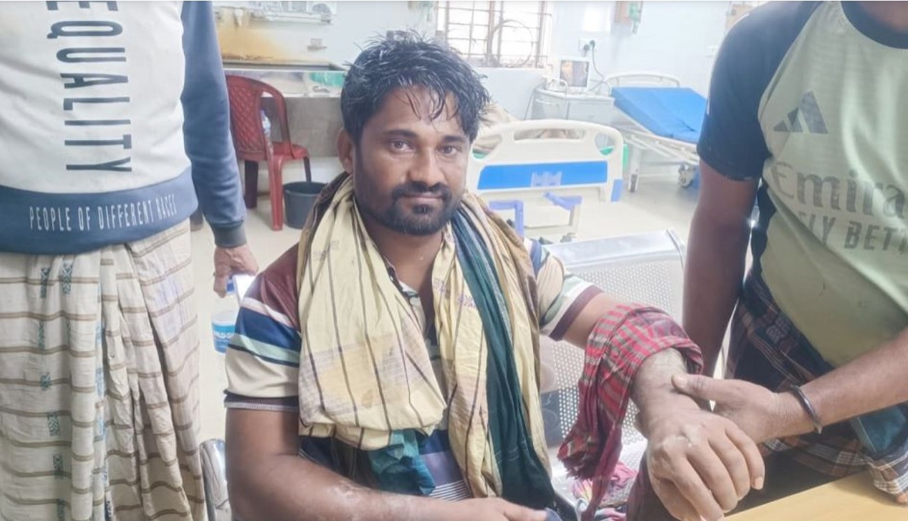 কক্সবাজারের পেকুয়ায় লবণচাষিকে কুপিয়ে জখম