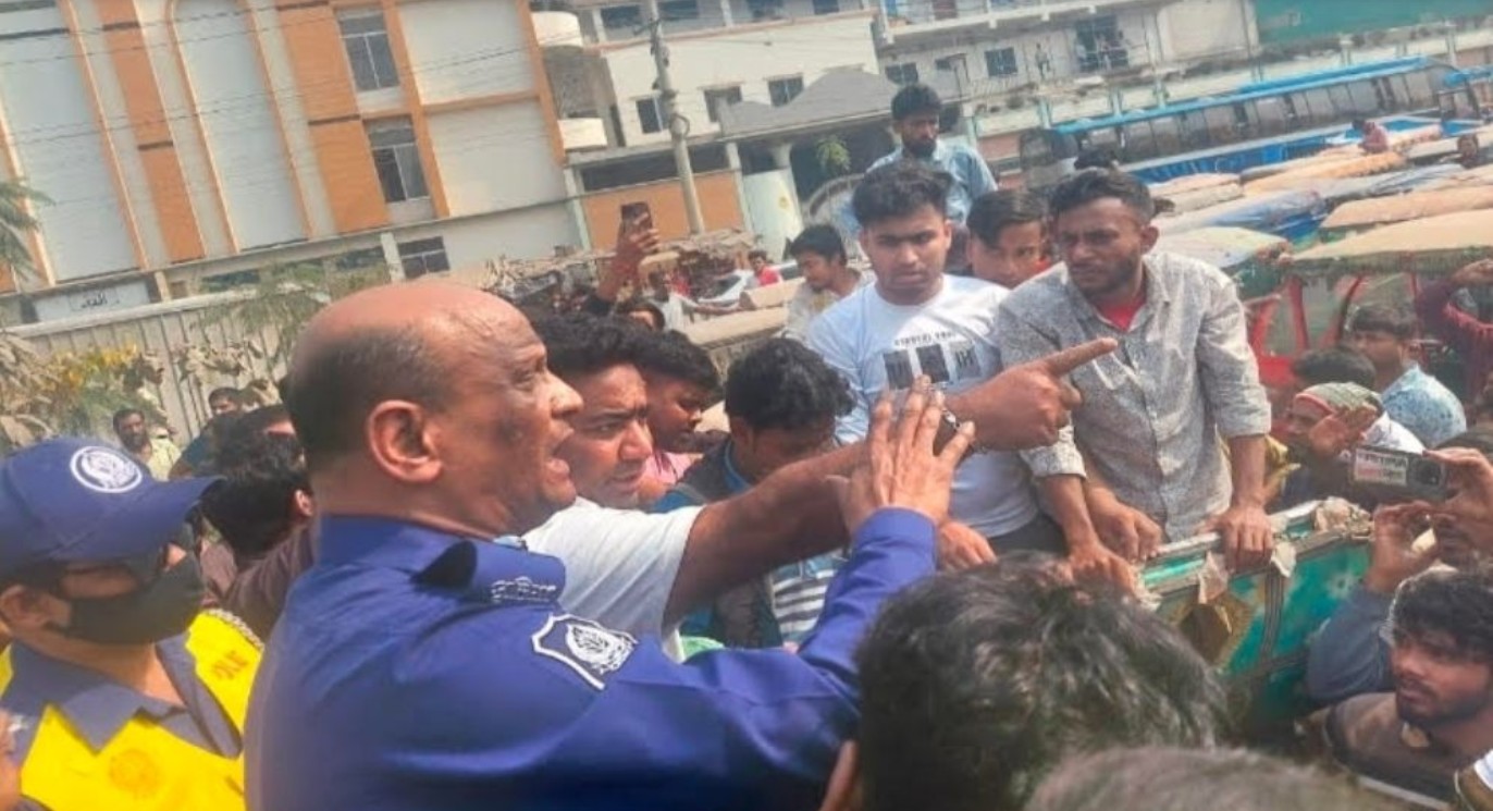 সাভারে মহাসড়ক অবরোধ করেছে ব্যাটারিচালিত রিকশাচালকরা