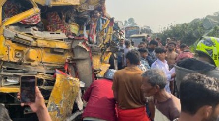 ফরিদপুরের ভাঙ্গায় বাস-ট্রাকের মুখোমুখি সংঘর্ষ, আহত ৩৫