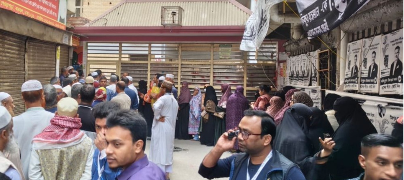  আজ সকাল থেকেই কেন্দ্রে ভোটারদের ভিড়