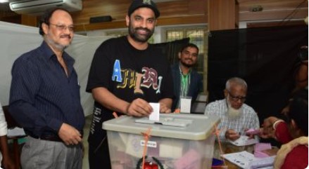 জীবনের প্রথম ভোট দিলেন তামিম ইকবাল চট্টগ্রামে 