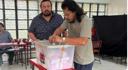 ভোট দিয়ে সংগীতশিল্পী জেমস বললেন, ‘দেশে যেন শান্তি আসে’