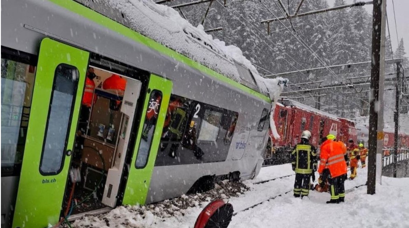 সুইজারল্যান্ডে আল্পস পর্বতমালা অঞ্চলে ভয়াবহ ট্রেন দুর্ঘটনা