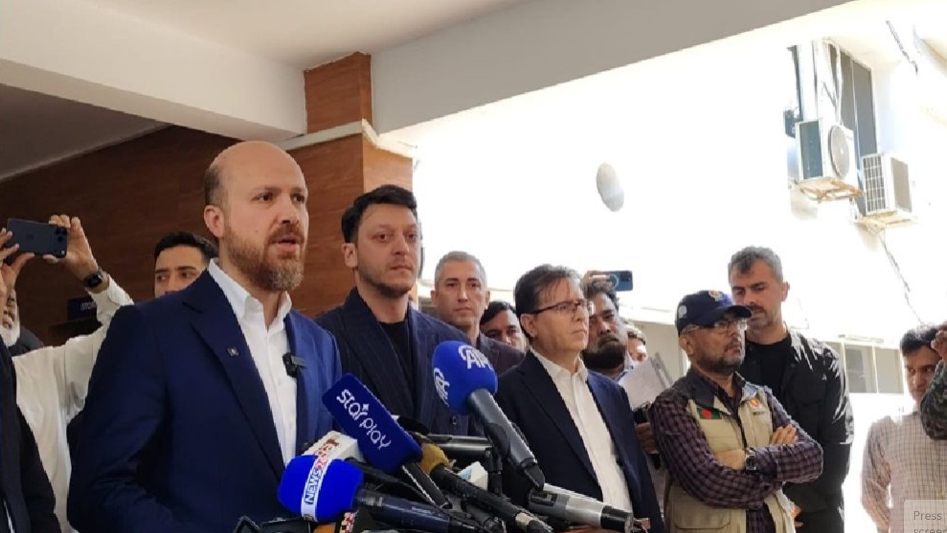 কক্সবাজারে ফুটবলার মেসুত ওজিল ও এরদোগান পুত্র নেকমেদ্দিন বিলাল