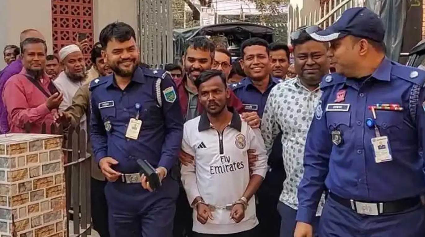 বগুড়ায় ভোট দিতে গিয়ে গ্রেফতার হলেন হিরো আলম