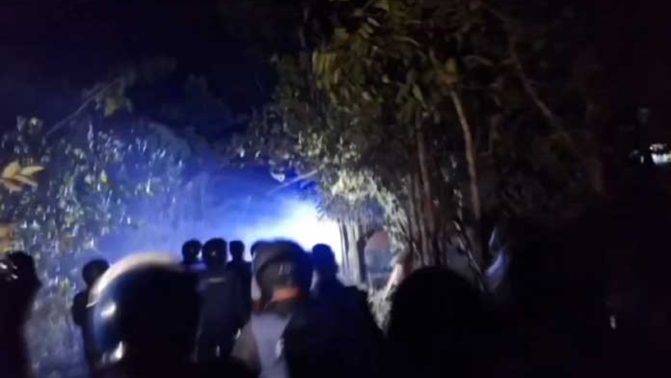 মাদারীপুরে টর্চলাইট জ্বালিয়ে সংঘর্ষ, শতাধিক বোমা বিস্ফোরণ