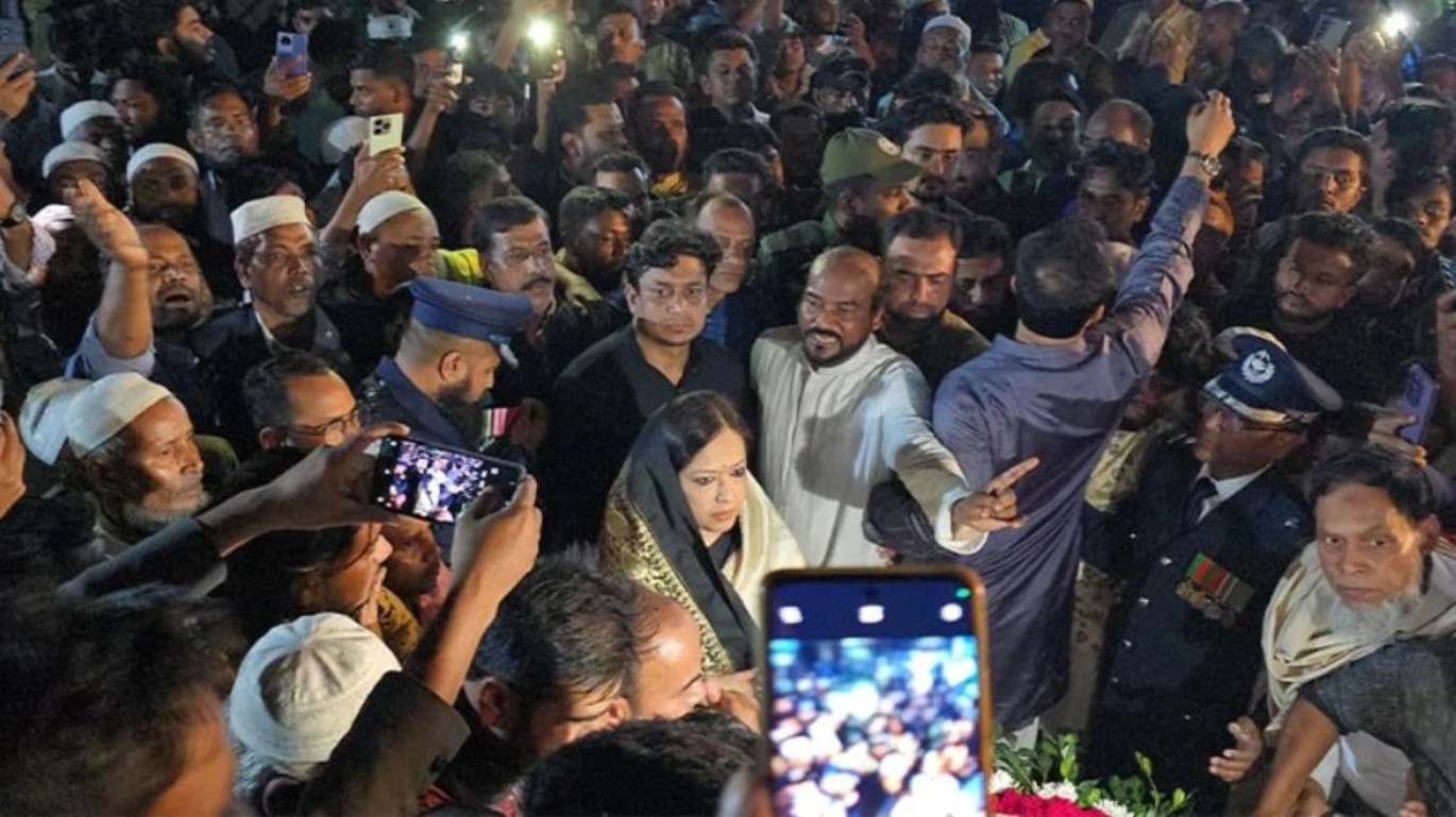 সরাইল উপজেলার কেন্দ্রীয় শহীদ মিনারে শ্রদ্ধা নিবেদনে রুমিন ফারহানাকে বাধা, ১৫০ জনের বিরুদ্ধে মামলা