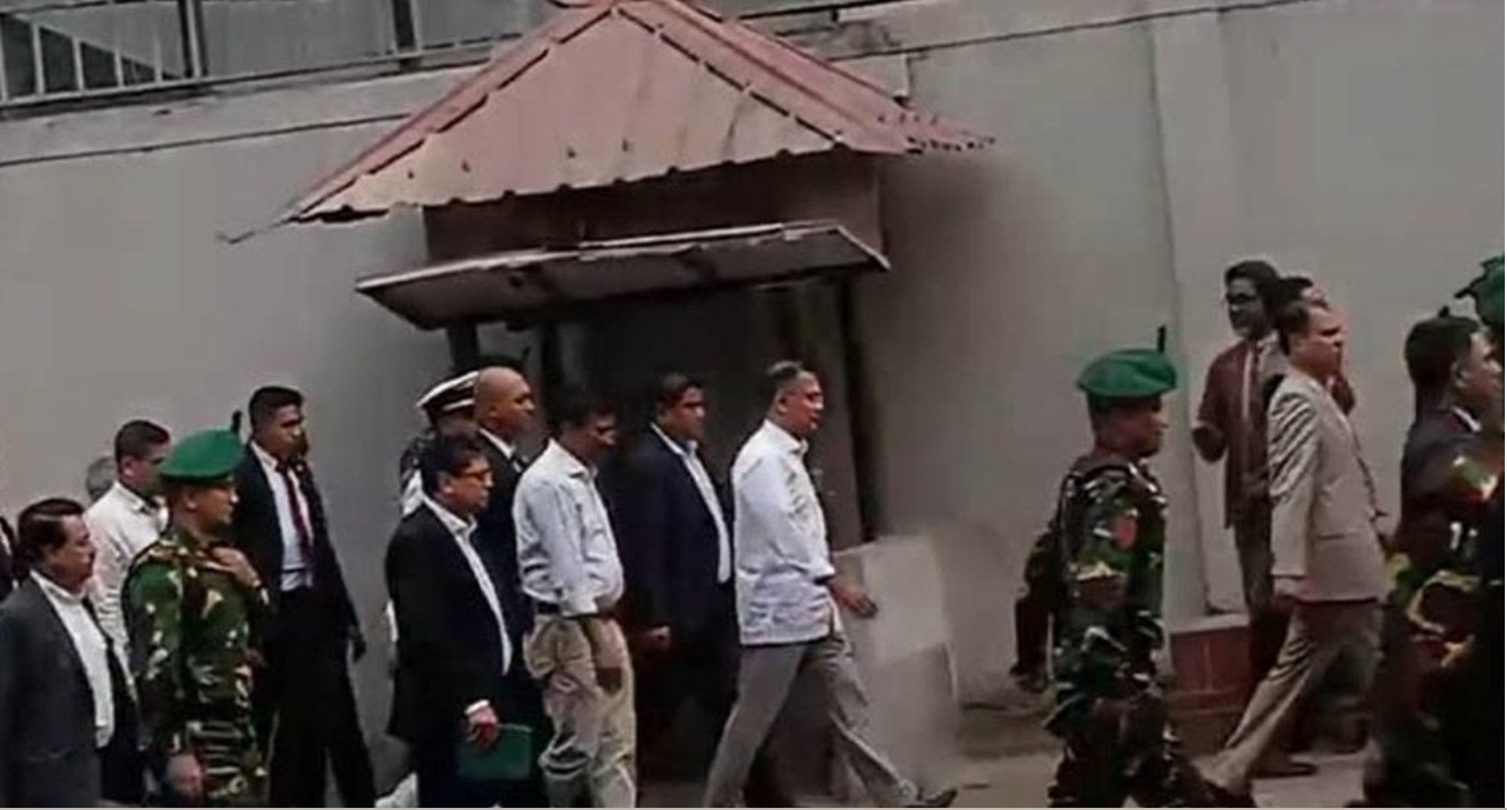 প্রধানমন্ত্রী সচিবালয় থেকে হেঁটে ওসমানী মিলনায়তনে গেলেন 