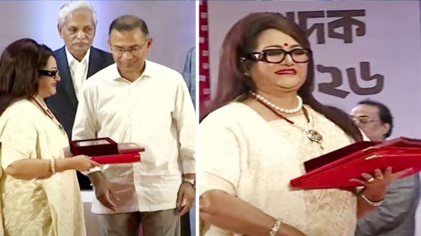 প্রধানমন্ত্রীর হাত থেকে একুশে পদক নিলেন ববিতা