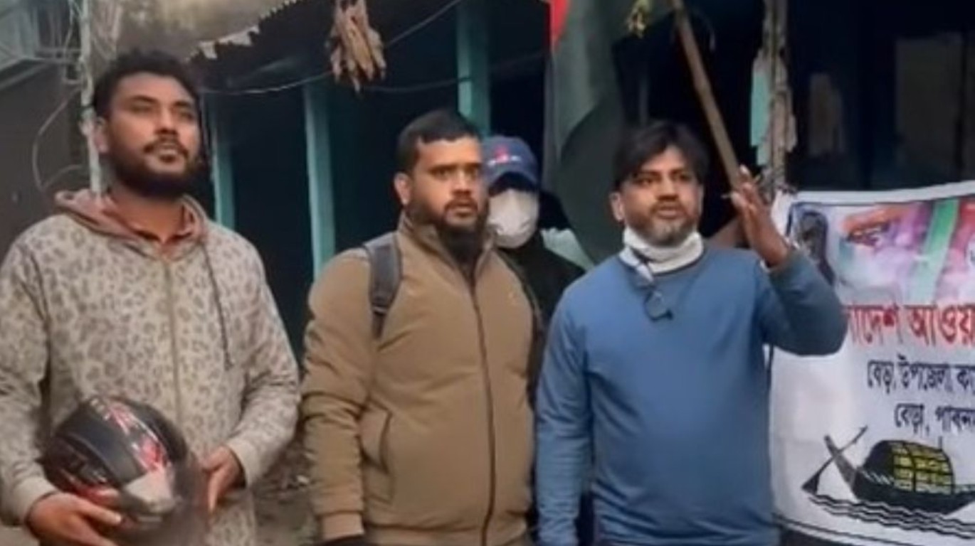 পাবনার বেড়ায় তালা ভেঙে আ.লীগ অফিসে পতাকা উত্তোলন