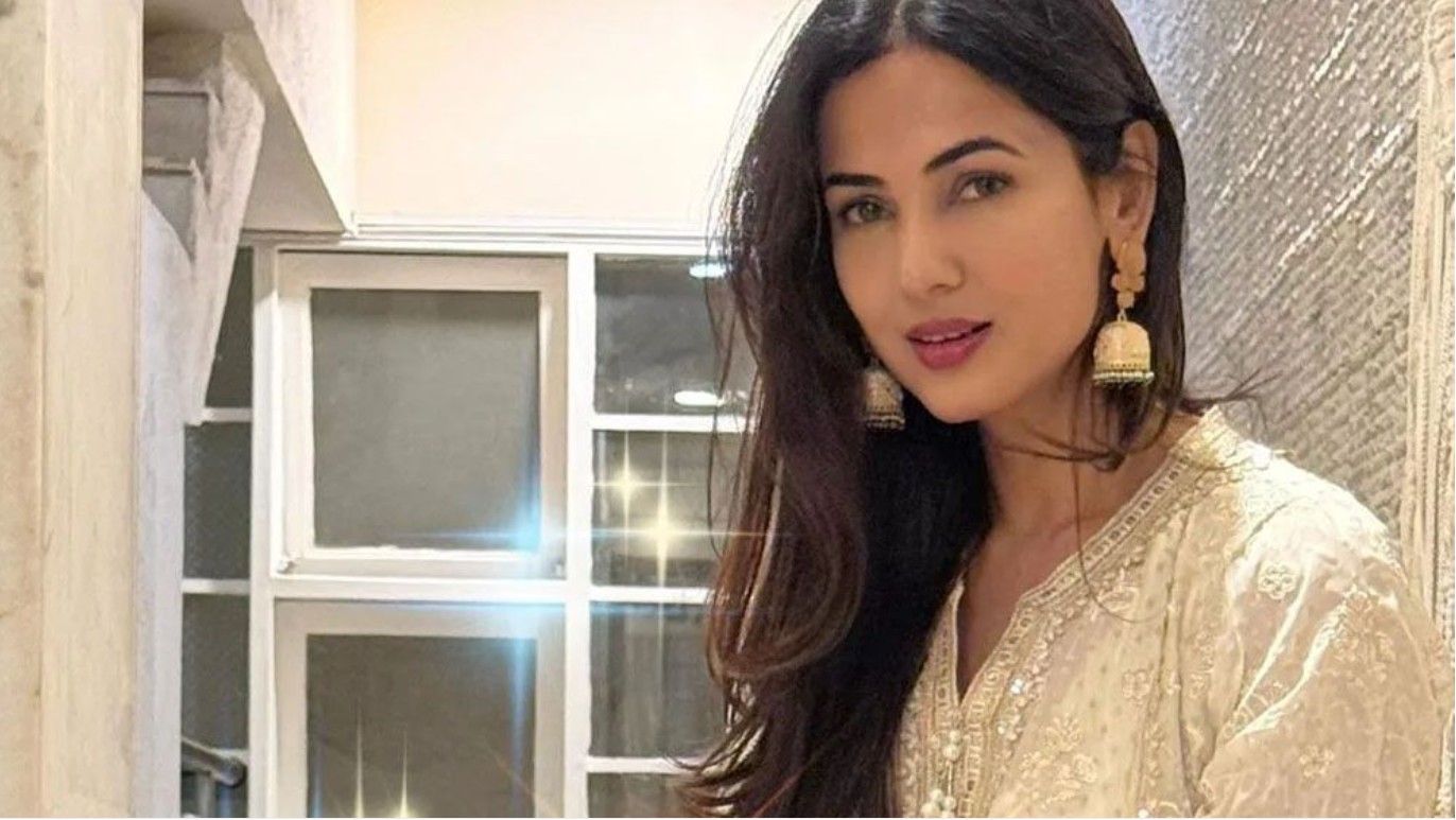 দুবাইয়ে আটকা পড়ে মোদির সাহায্য চাইলেন বলিউড অভিনেত্রী সোনাল চৌহান