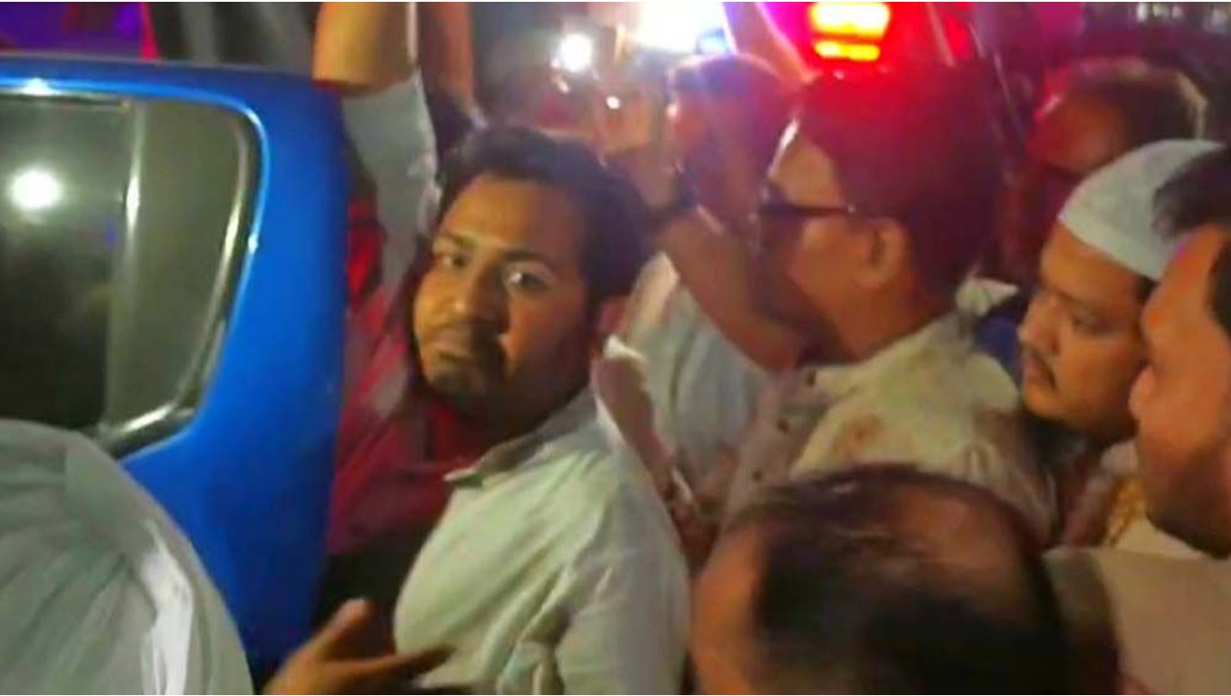  নারায়ণগঞ্জে ফ্যাসিস্ট বলায় এনসিপির এমপিকে ২ ঘণ্টা ঘেরাও, উদ্ধার করলো পুলিশ