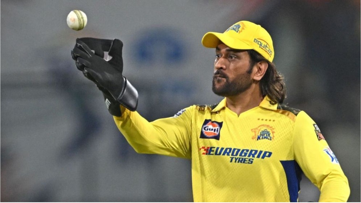 এবার রাস্তায় জরিমানা গুনলেন মহেন্দ্র সিংহ ধোনি