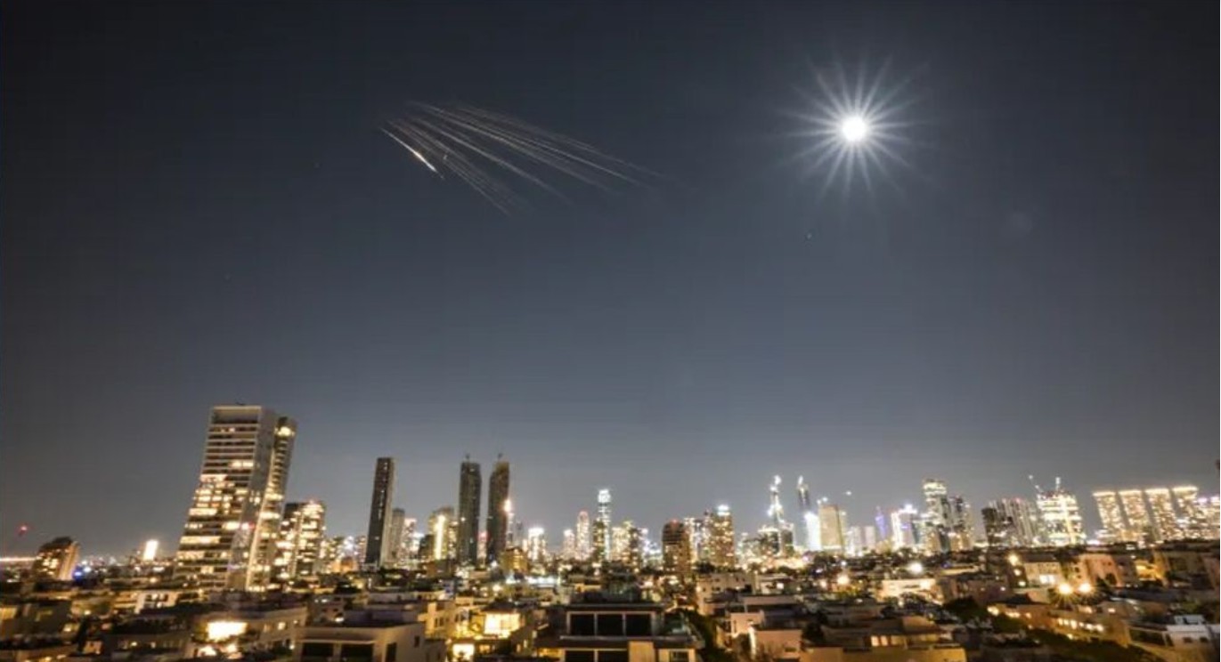 ইসরাইলে নতুন দফায় ক্ষেপণাস্ত্র হামলা করলো ইরান