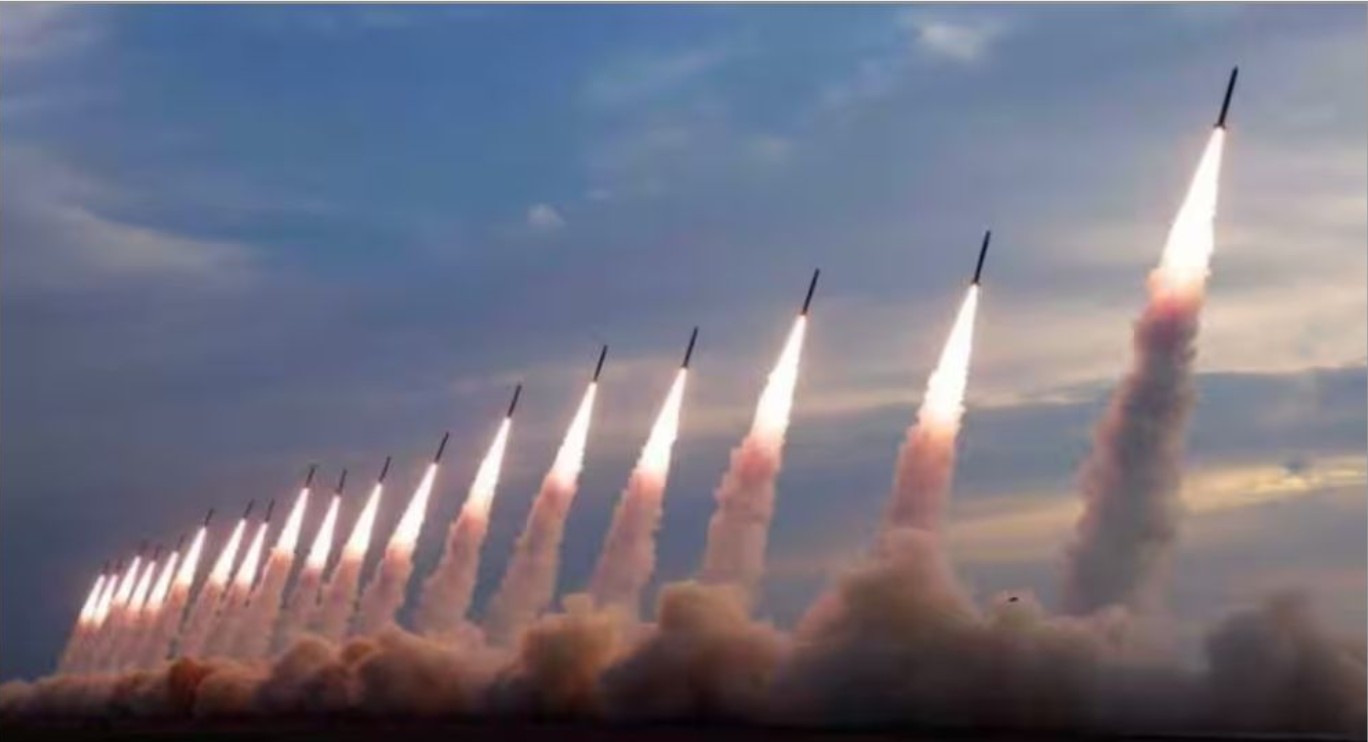 ইসরাইলে একসাথে ১০০টি ক্ষেপণাস্ত্র নিক্ষেপ করলো লেবাননের হিজবুল্লাহ