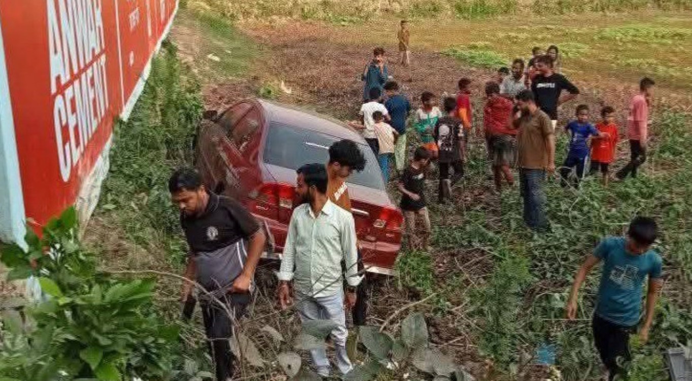 ঝালকাঠির রাজাপুরে নৌ-কর্মকর্তার গাড়ি খাদে, শিশু কন্যা নিহত