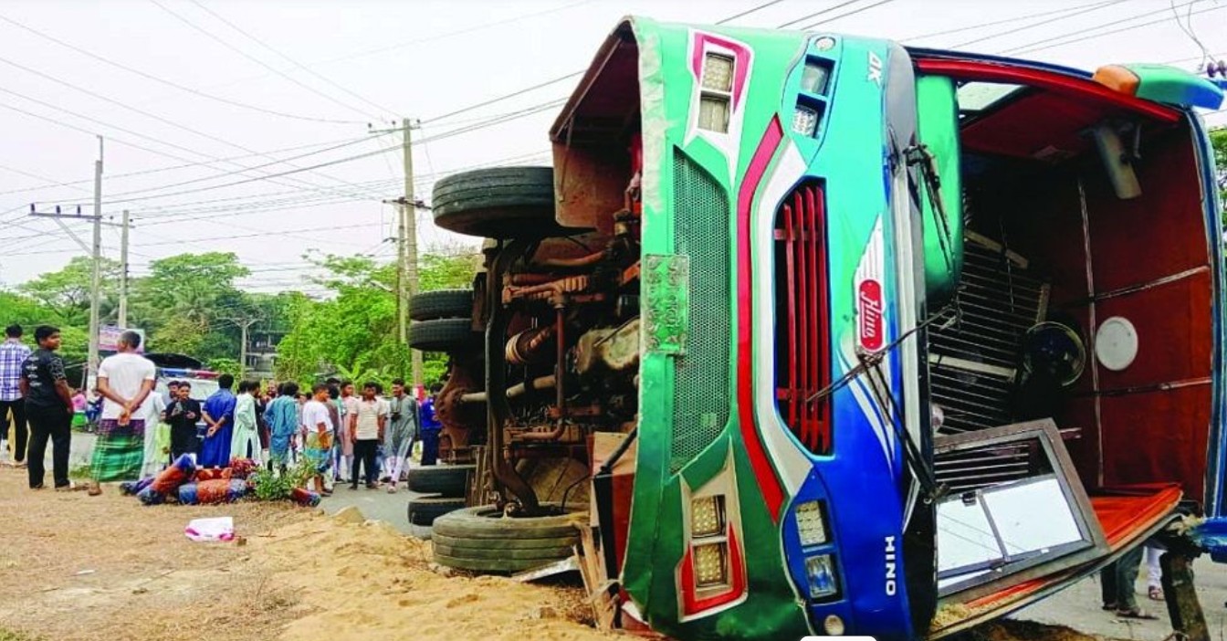চট্টগ্রামের পটিয়ায় বাস উল্টে ২ নিহত, ২০ আহত 